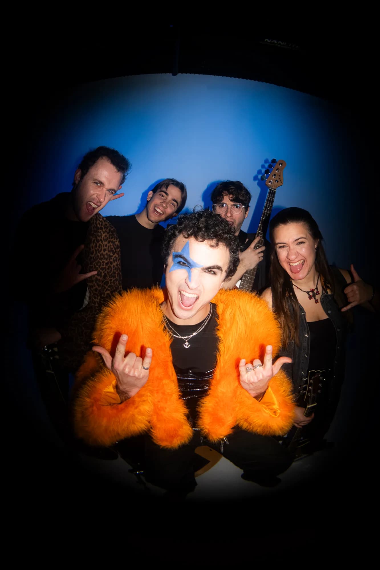 COSMÓ and band