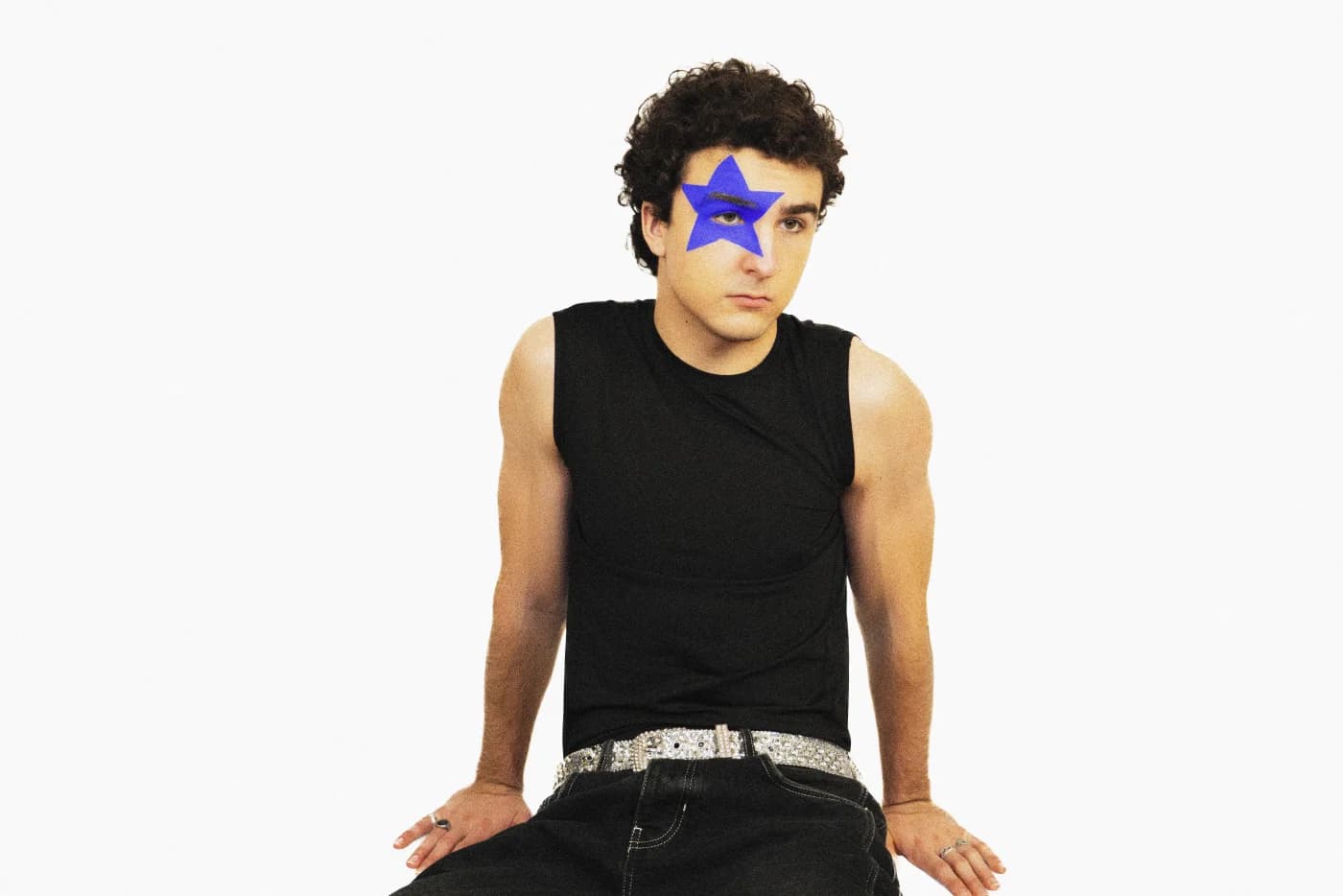 COSMÓ seated portrait