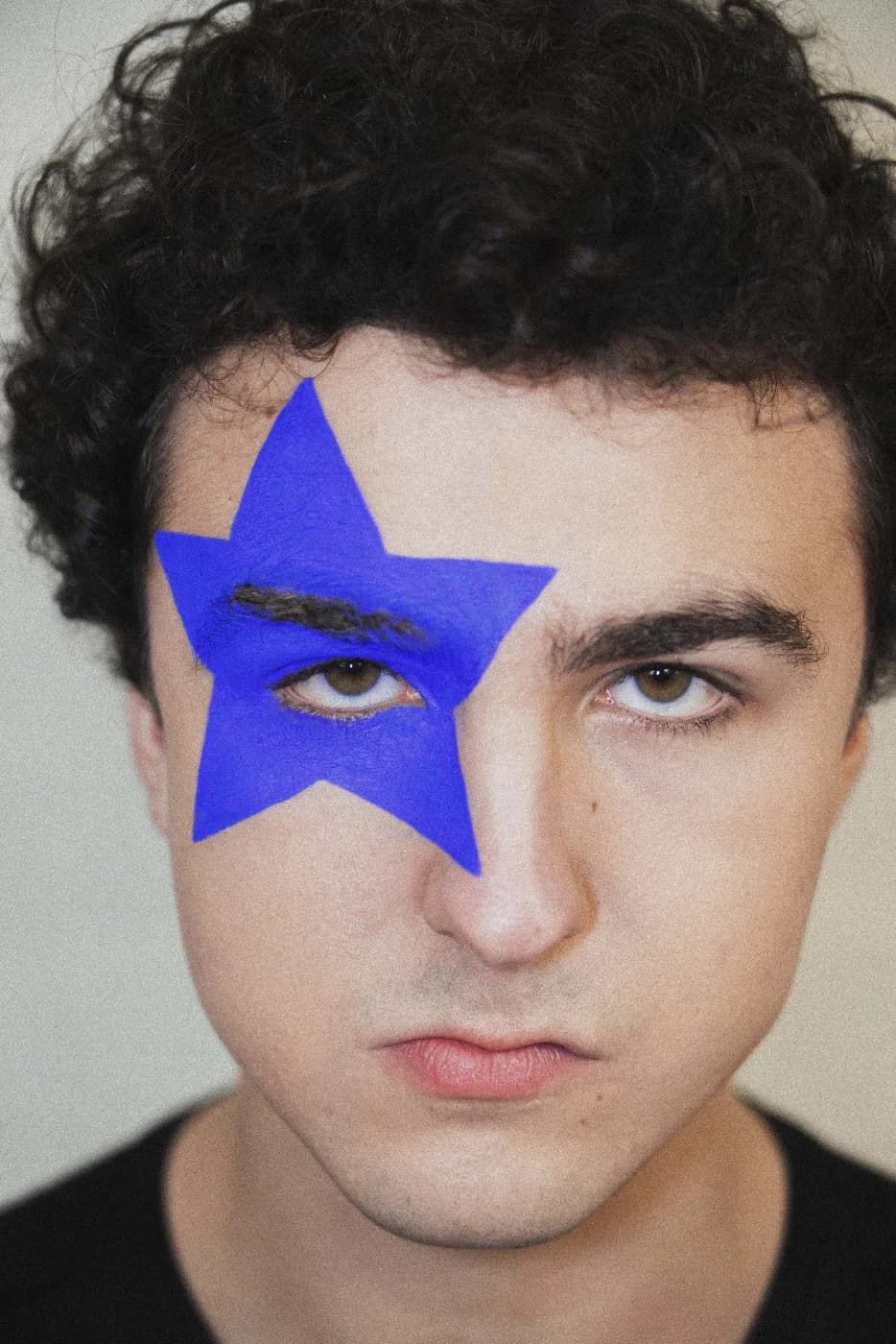 COSMÓ close-up with blue star